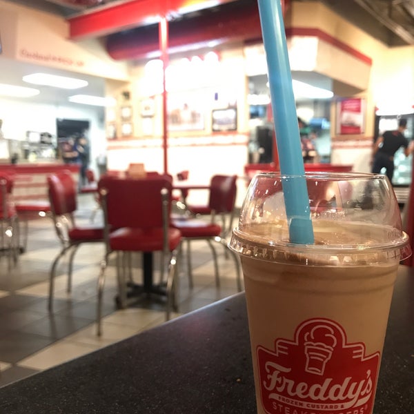 รูปภาพถ่ายที่ Freddy&#39;s Frozen Custard &amp; Steakburgers โดย KA เมื่อ 1/30/2018