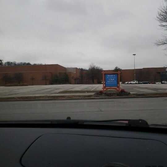 Foto tirada no(a) Knoxville Center Mall por Joe J. em 1/2/2013