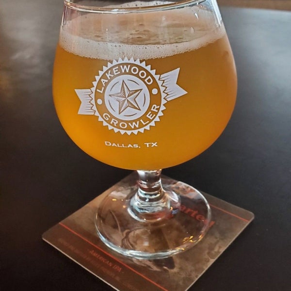 Foto scattata a Lakewood Growler da Jeff G. il 9/20/2019