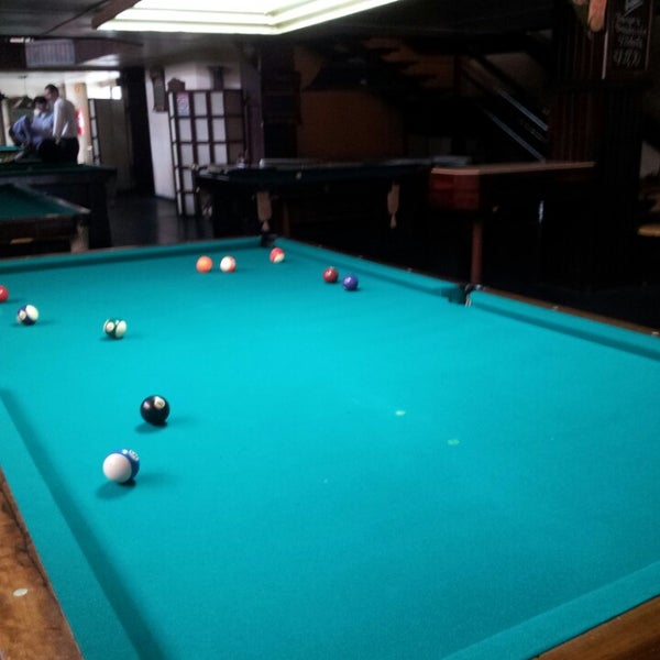 3/27/2013 tarihinde Rafael Felipe S.ziyaretçi tarafından Queen&#39;s Snooker Burger Bar'de çekilen fotoğraf