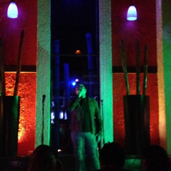 Foto scattata a La Buena Vida, Karaoke. da Guillermo D. il 1/26/2014