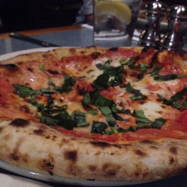 Das Foto wurde bei Rosso Pizzeria &amp; Mozzarella Bar von Leesa M. am 4/3/2015 aufgenommen