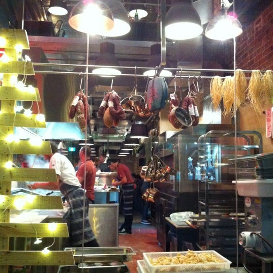 Foto tomada en Farinha Pizzas e Massas Restaurant  por Makisa H. el 12/8/2012