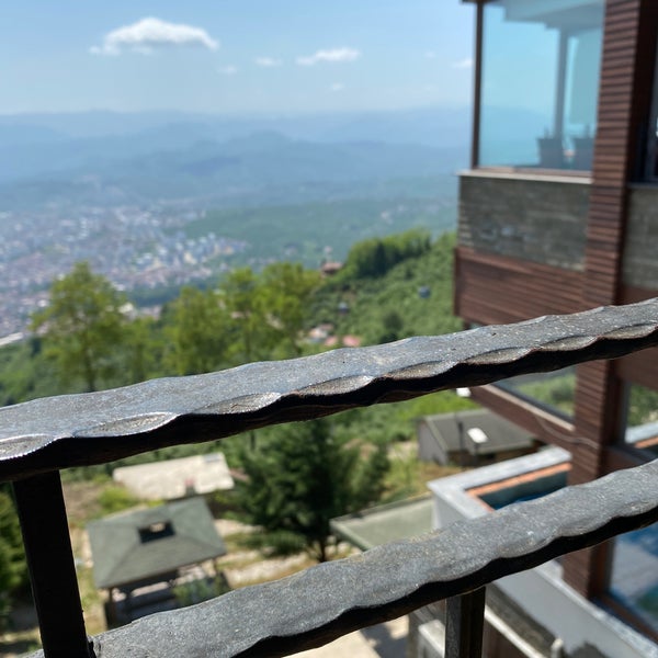 Foto diambil di Tepe Restaurant oleh Mustafa E. pada 6/5/2022