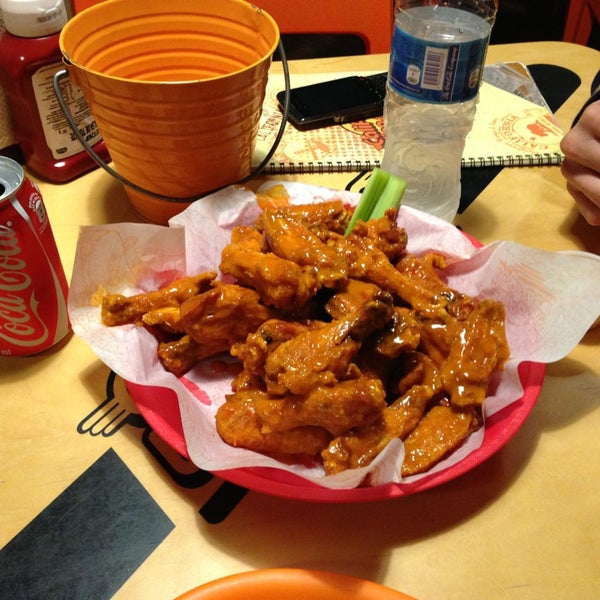 California Wings and Beer Local de alitas en Monraz