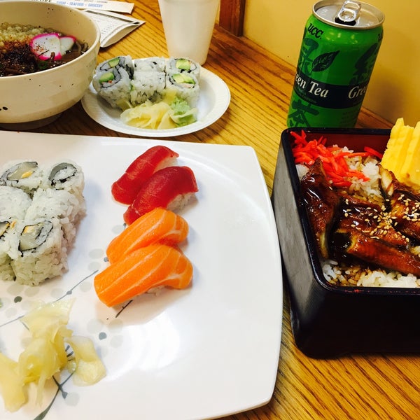 Das Foto wurde bei Tensuke Market &amp; Sushi Cafe von Khrystine am 5/8/2017 aufgenommen