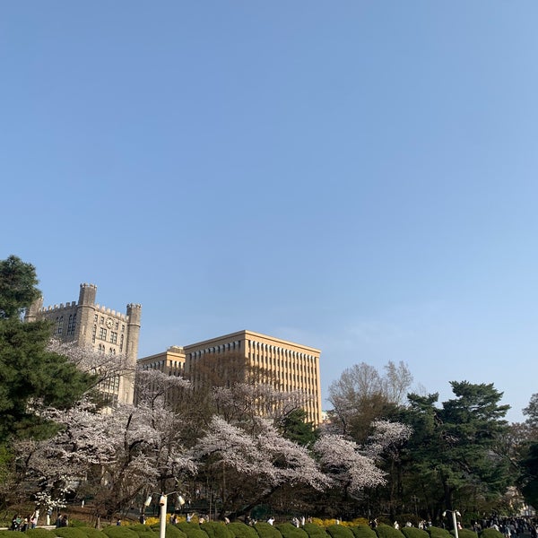 경희대학교 본관 - 대학 건물