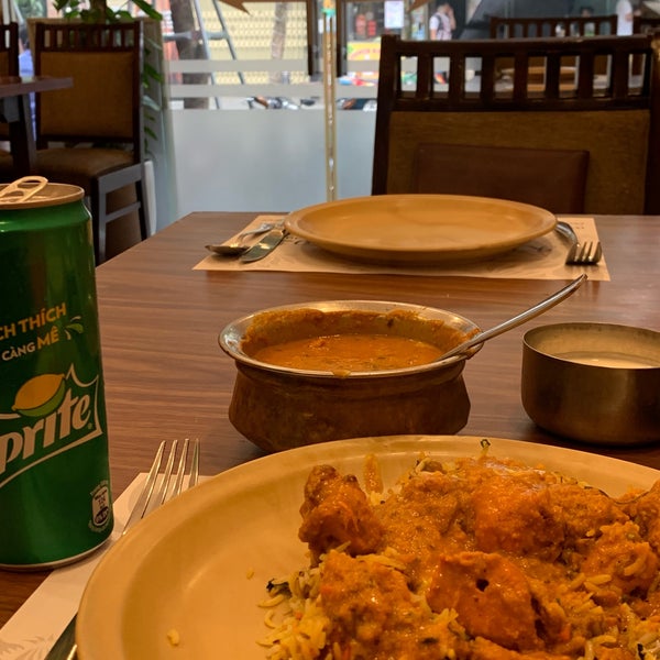 Not a good place if you’re looking for indian food with fresh ingredients. Using refrigerated old ingredients. Dull taste. For best indian food visit Namaste Hanoi. Only pro is open past lunch hrs.