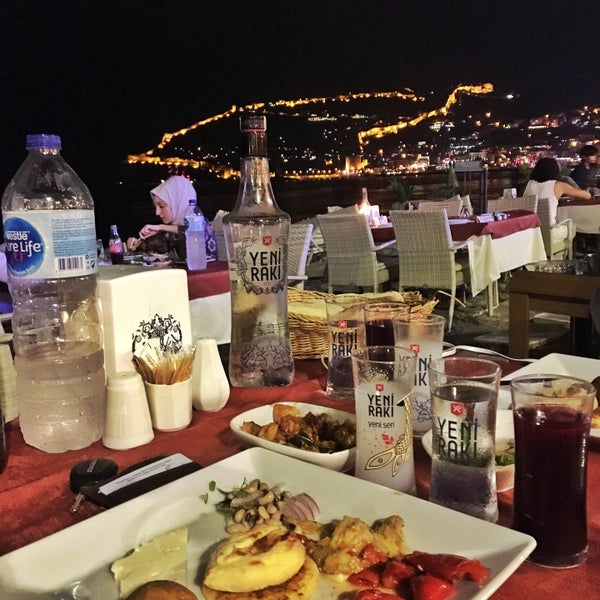 รูปภาพถ่ายที่ Öztürk Kolcuoğlu Ocakbaşı Restaurant โดย BÜNYAMİN GİRİTOĞLU 🇹🇷 เมื่อ 8/25/2018
