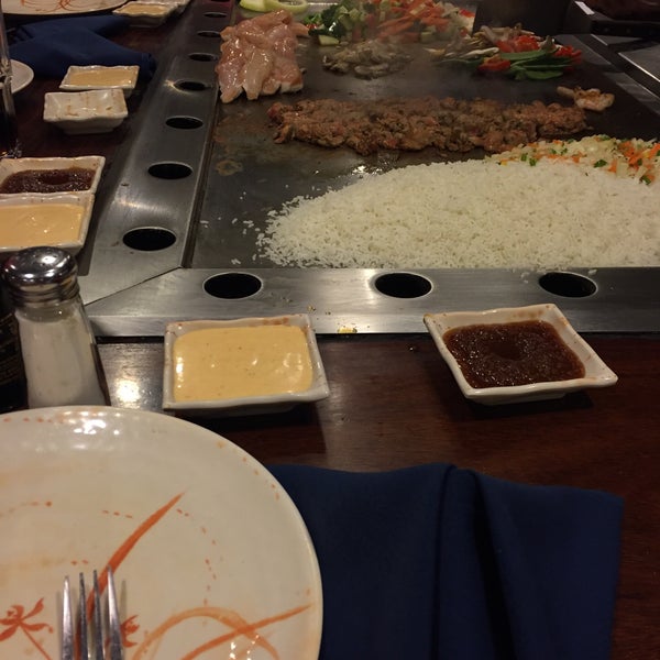 Foto scattata a Sakura Japanese Steak, Seafood House &amp; Sushi Bar da ABK il 11/4/2017