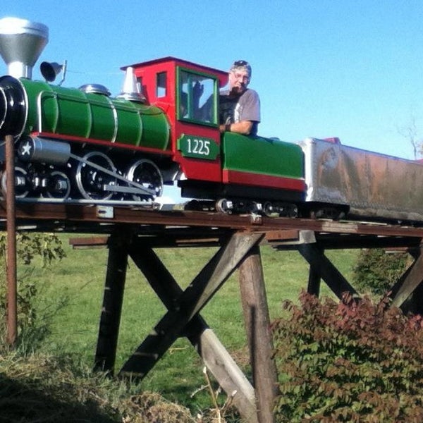 Foto scattata a The Toy Train Barn Museum da Becky C. il 12/29/2012