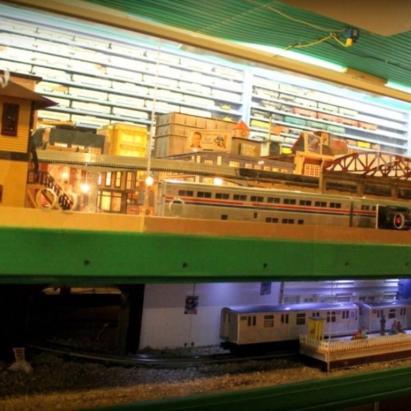 Foto scattata a The Toy Train Barn Museum da Becky C. il 12/29/2012