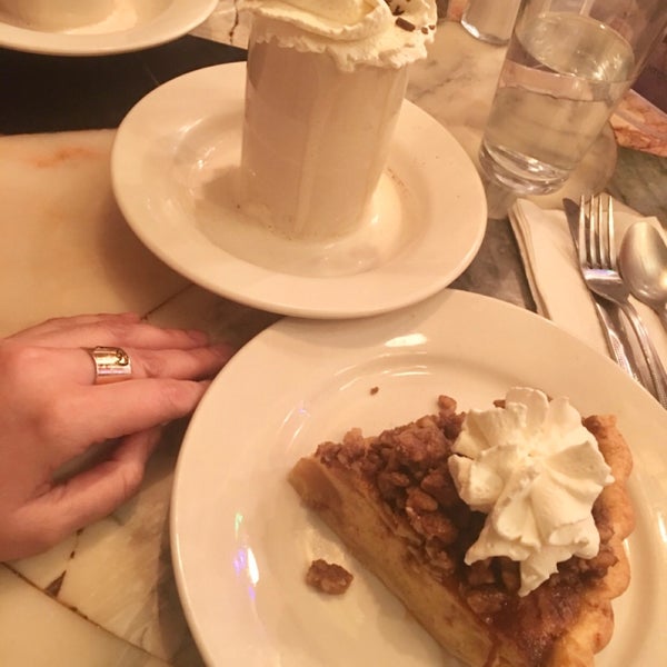 Was lucky enough to be seated before the line got crazy outside. Had Hot chocolate and “big apple” pie for the cold weather and it was delish. I had fun on this cozy, iconic place 🍂