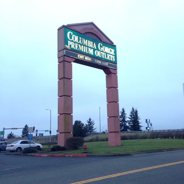 Foto tirada no(a) Columbia Gorge Outlets por Annisa F. W. em 12/30/2013