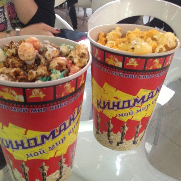 Девушка с попкорном в кинотеатре. Можно ли в киномакс со своей едой. Акция попкорн. Можно ли в киномакс со своей едой. Акция попкорн.