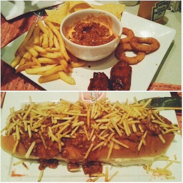 Photo taken at Johnnie Special Burger by Mayra R. on 2/20/2014