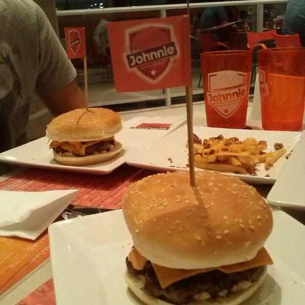 Photo taken at Johnnie Special Burger by Mayra R. on 1/17/2014