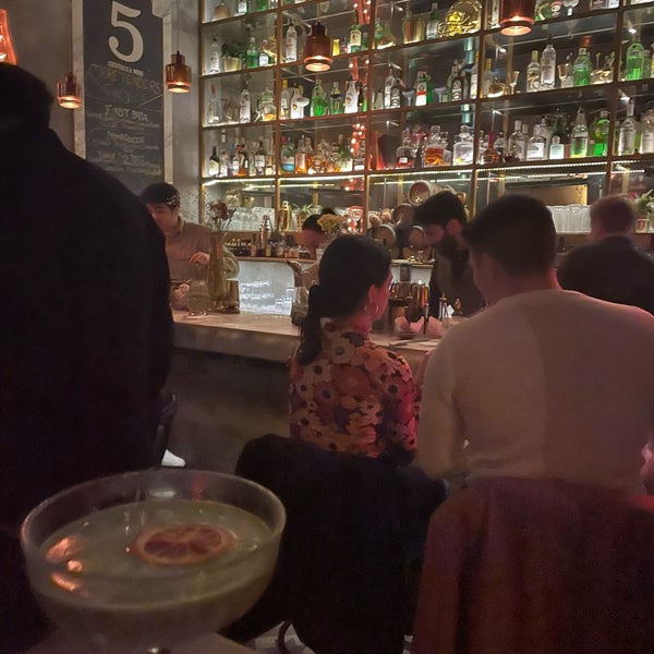 Foto tomada en Moretenders&#39; Cocktail Crib  por Ebru T. el 3/4/2022