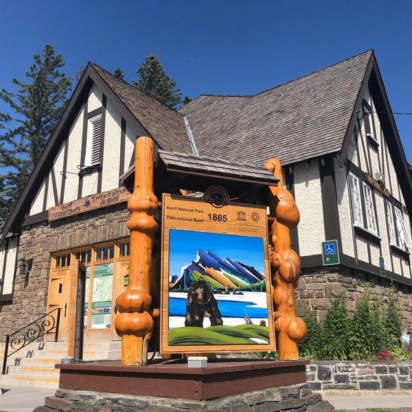 Foto diambil di Town of Banff oleh Lenka J. pada 7/29/2020