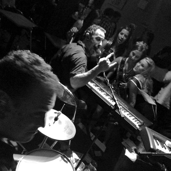 Снимок сделан в Shake Rattle &amp; Roll Dueling Pianos пользователем Shake Rattle &amp; Roll Dueling Pianos 5/27/2014