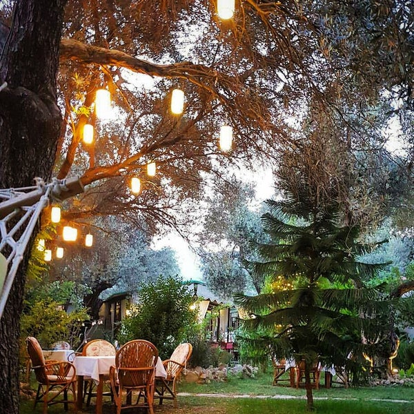 Das Foto wurde bei Datca Masal Gibi Plaj&amp;Restaurant von Murat am 6/28/2017 aufgenommen