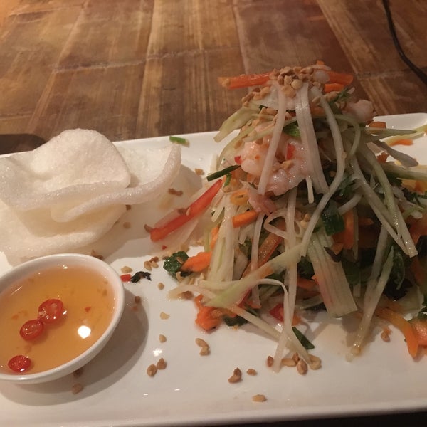 Papaya salad with prawns (spicy), fresh juices and good soups. Good portions.