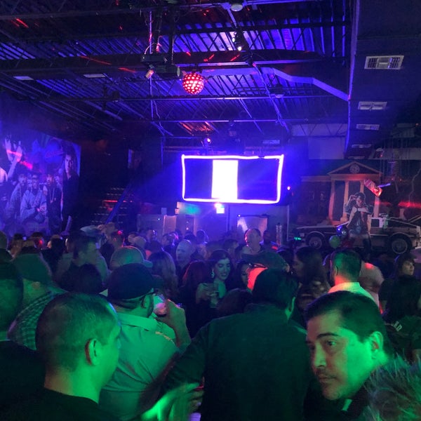 Снимок сделан в Deloreans 80s Bar пользователем Enrique G. 5/11/2019