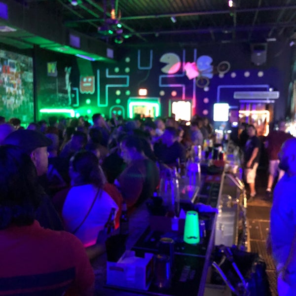 Foto diambil di Deloreans 80s Bar oleh Enrique G. pada 4/14/2018