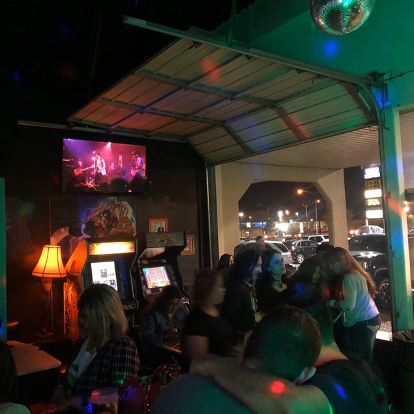 Foto diambil di Deloreans 80s Bar oleh Enrique G. pada 3/1/2020