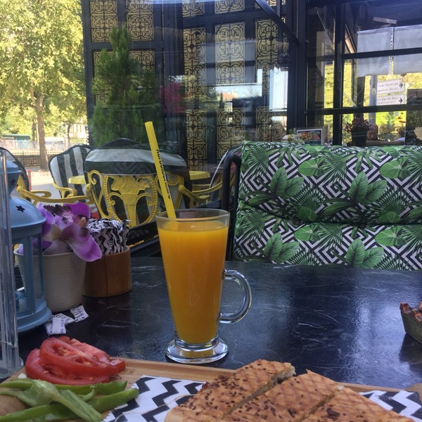 Foto tomada en Karabiber Cafe &amp; Restaurant  por Brk B. el 8/26/2020