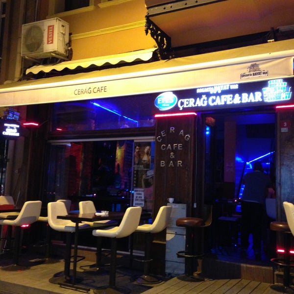 Photo prise au Cerag Cafe &amp; Bar par 🌀emel le5/20/2013
