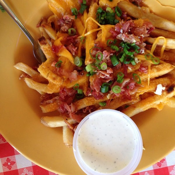 8/31/2014 tarihinde Dallas Food N.ziyaretçi tarafından Chip&#39;s Old Fashioned Hamburgers'de çekilen fotoğraf