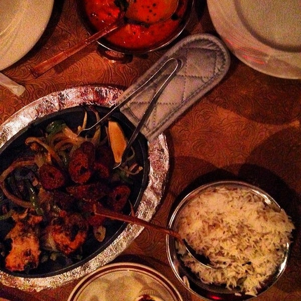 Foto diambil di Mughlai Restaurant oleh Dallas Food N. pada 2/26/2014