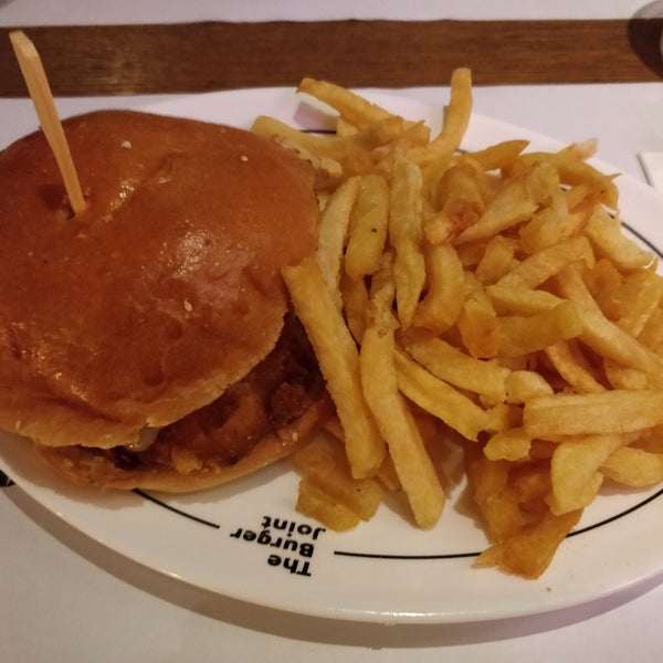 Foto tirada no(a) The Burger Joint por Konstantinos em 9/14/2019