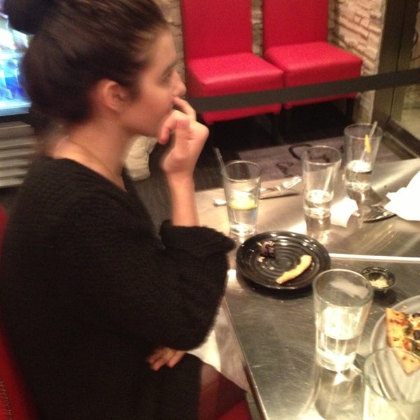 12/30/2012 tarihinde Leo R.ziyaretçi tarafından Crust Gourmet Pizza Bar'de çekilen fotoğraf