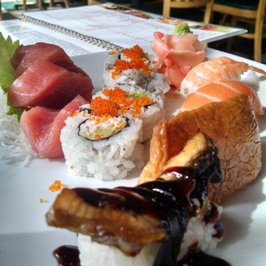 Foto tirada no(a) Sushi Rock por Jose M. em 6/15/2014