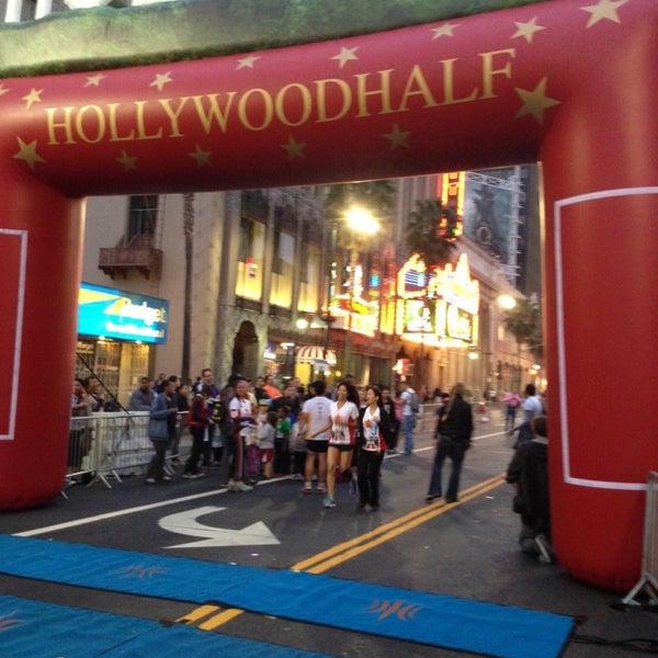 รูปภาพถ่ายที่ Hollywood Half Marathon &amp; 5k / 10k โดย Kesarin S. เมื่อ 4/6/2013