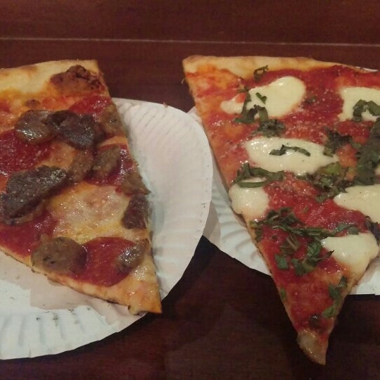 5/14/2015 tarihinde Kyle T.ziyaretçi tarafından Joe&#39;s Pizza Downtown LA'de çekilen fotoğraf