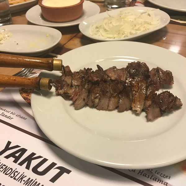 รูปภาพถ่ายที่ Cağ Kebabı Yavuz Usta โดย 🏌🏿🏄🏿🤽🏾‍♂️🏅 เมื่อ 9/26/2017