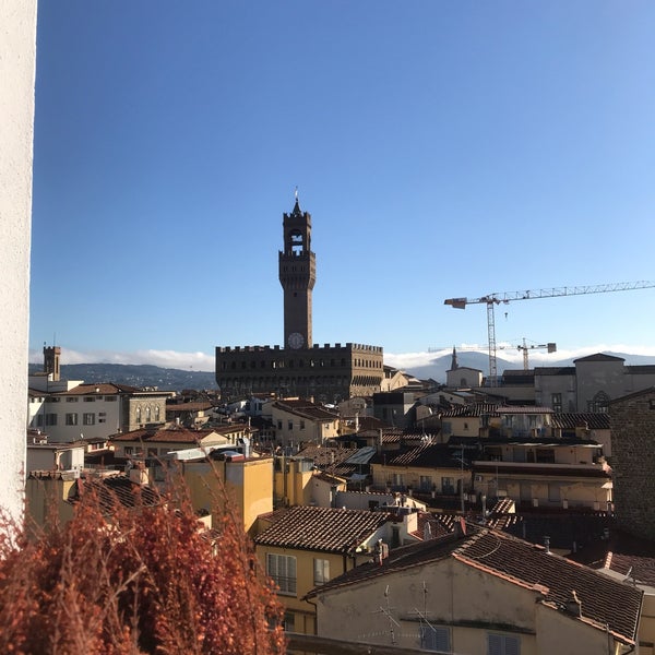 Hotel en una ubicación inmejorable. Tiene una torre privada desde la que se puede ver una de las mejores vistas de Florencia.