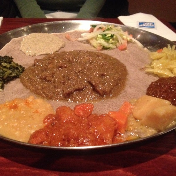 Foto diambil di Etete Ethiopian Cuisine oleh Lauren Z. pada 12/14/2013