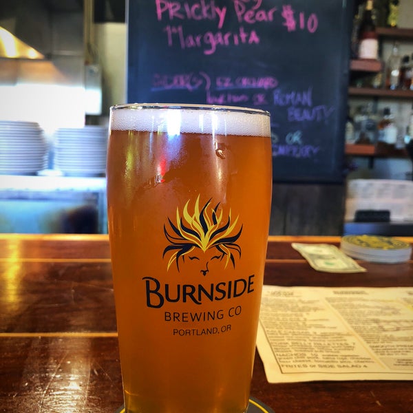 Foto scattata a Burnside Brewing Co. da LLCoolShaun il 7/8/2018