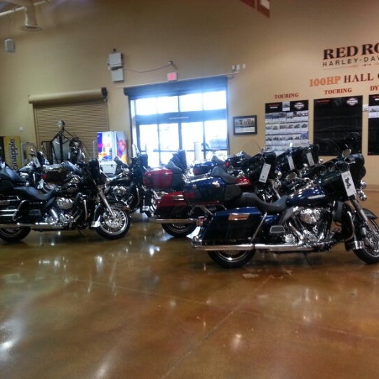 รูปภาพถ่ายที่ Red Rock Harley-Davidson โดย Ken J. เมื่อ 1/26/2013