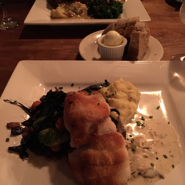 2/19/2017 tarihinde Teresa H.ziyaretçi tarafından MacCallum House Restaurant, Grey Whale Bar &amp; Cafe'de çekilen fotoğraf