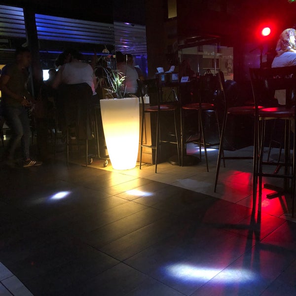 รูปภาพถ่ายที่ Hangover Cafe &amp; Bar โดย Ömer Mirkan U. เมื่อ 9/26/2019