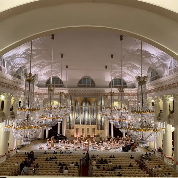 Foto tirada no(a) Grand Hall of St Petersburg Philharmonia por Евгения О. em 5/31/2022