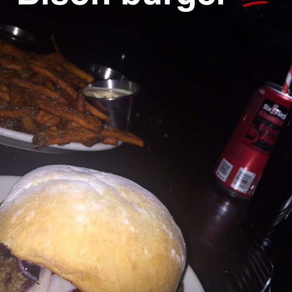 Foto scattata a DMK Burger Bar da ☀️ il 11/5/2017