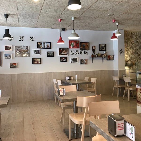 Foto tirada no(a) Luxe Cafè por Angélique B. em 6/20/2017