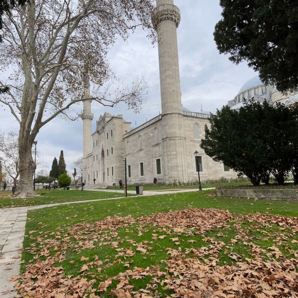 Foto diambil di Tarihi Süleymaniyeli Meşhur Kuru Fasülyeci Erzincanlı Ali Baba oleh Khaled Aljuhani 🇸🇦 pada 12/10/2022