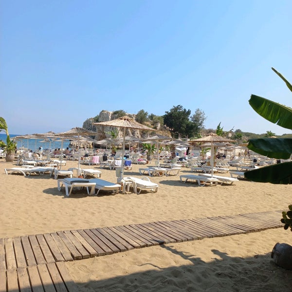 Photo taken at Mavi Beyaz Otel &amp; Beach Club by İrem Dilara B. on 8/4/2022